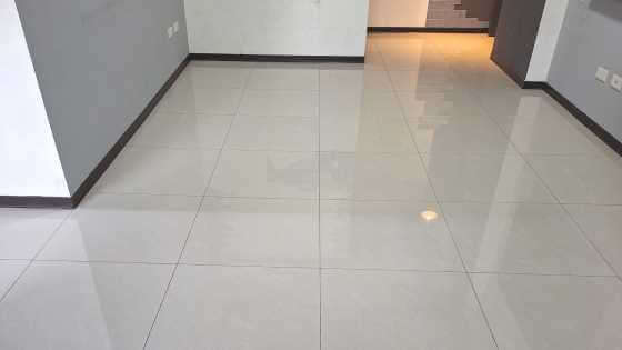 拋光石英磚地板除殘膠後煥然一新