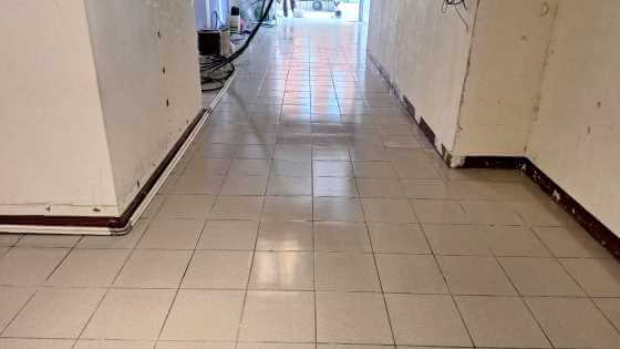 磁磚地板除膠後,恢復原本清爽乾淨的樣貌