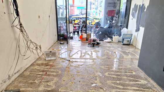 店面花崗石地板除膠前佈滿木地板黏貼過的殘膠