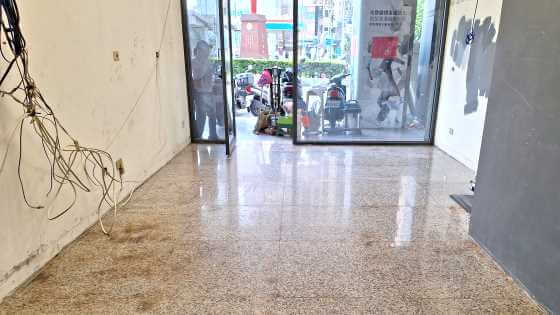 店面花崗石地板除膠後恢復原貌