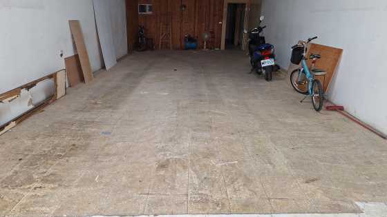 龍潭公寓一樓磨石子地磚_佈滿地板膠