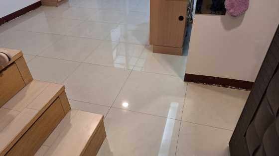 淡水套房拋光石英磚地板除殘膠後_潔淨清爽