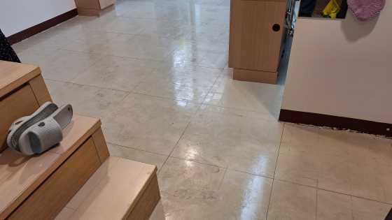 淡水套房拋光石英磚地板除膠前_滿地黏膠