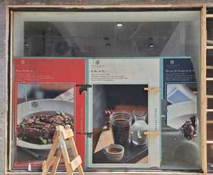 台北南京東路住宅玻璃除膠前＿防颱膠帶層層堆疊難以清除