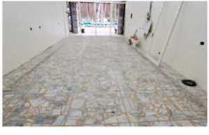 八德店面拼貼大理石清潔前,地板黯淡無光且佈滿灰塵