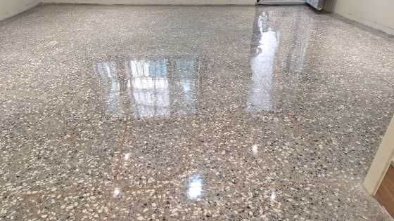 公寓磨石子地板拋光後，恢復光澤