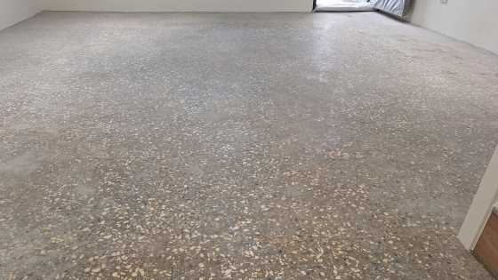 公寓舊磨石子地板研磨前地板被水泥汙染