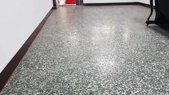 磨石子地磚研磨前暗沉無光